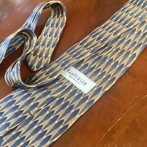 Vintage 💯% Silk Van Heusen Blue and Gold Tie